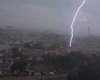 Registro impactante mostra raio durante período de chuva intensa em Arapiraca