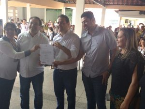 Renan Filho entrega escolas reformadas e duplicação da AL-110 será no 2º semestre