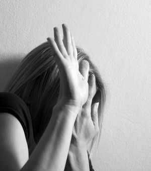 Mulher denuncia companheiro após ser agredida e sofrer violência psicológica