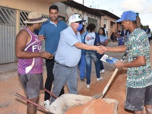 Sérgio Lira e Gabriel Vasconcelos visitam moradores de São Bento