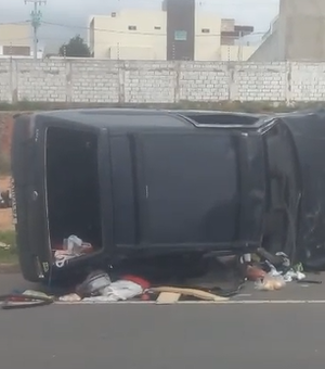 [Vídeo] Motorista capota carro às margens da rodovia AL-110 em Arapiraca