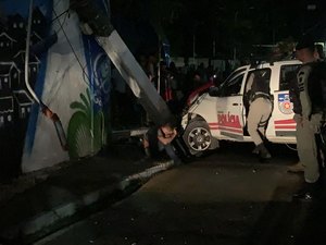 Carro da polícia colide em poste na cidade de Rio Largo
