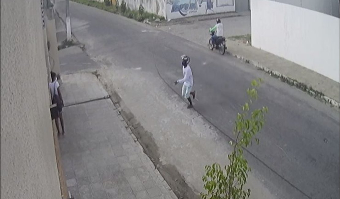 [Vídeo ] Diarista é assaltada quando chegava ao trabalho em Arapiraca