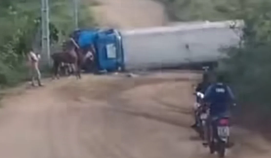 Caminhão-pipa tomba e deixa motorista ferido na zona rural de Pão de Açúcar