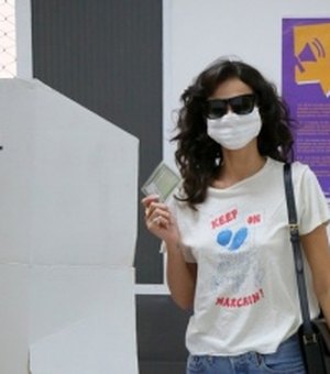 Bruna Marquezine aparece irreconhecível ao votar de máscara e óculos escuros