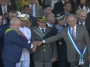 Lula faz 7 de Setembro com público menor e coloca Zé Gotinha para desfilar