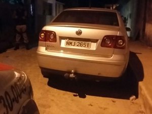 PM apreende veículo suspeito de ser utilizado em assalto a casal na capital