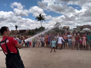 Crianças do Projeto Filhos do Sertão, de Girau, recebem bombeiros militares para uma manhã de lazer