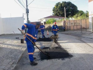Ruas e avenidas no bairro do Farol recebem operação tapa-buraco