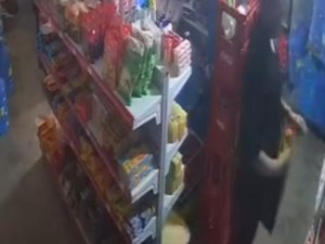 Câmera de segurança flagra furto em mercadinho na Santa Amélia