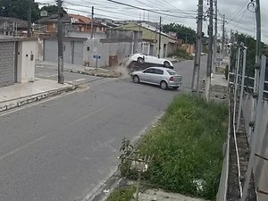 [Video] Imagens mostram capotamento em bairro residencial de Arapiraca