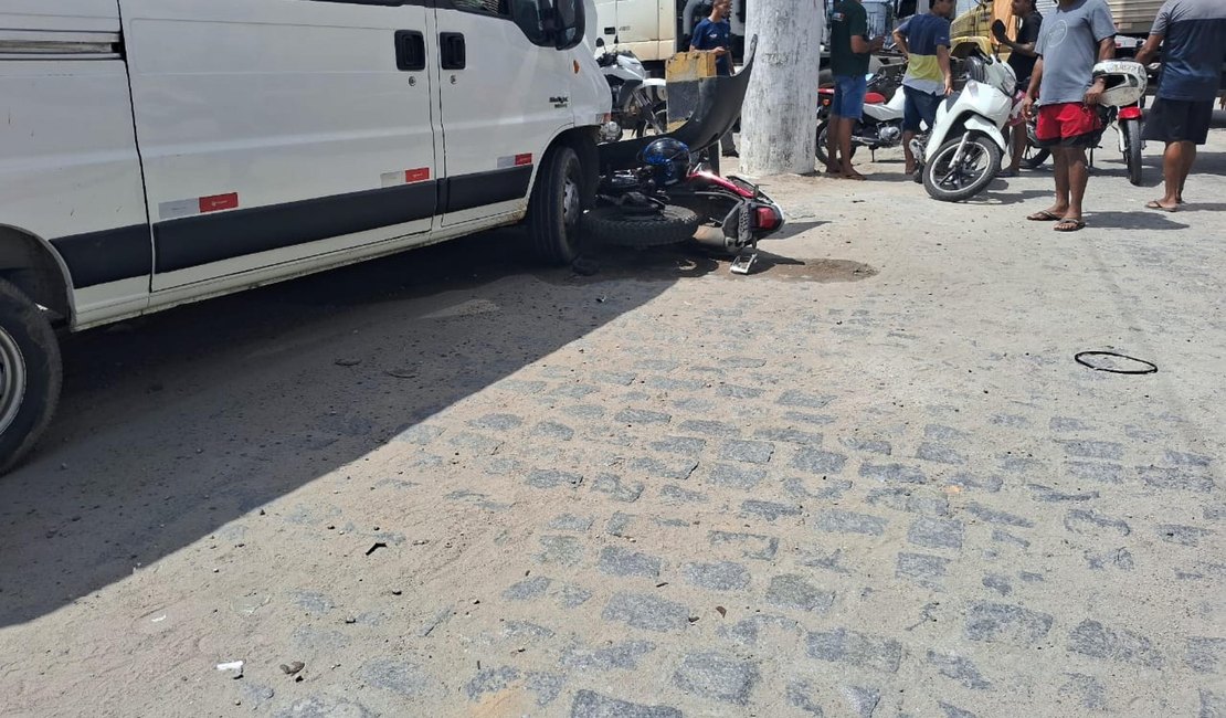 Homem fica ferido após colisão entre moto e van, no Distrito Industrial, em Maceió