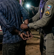 Homem é preso por agredir companheira após noite de bebedeira em Taquarana