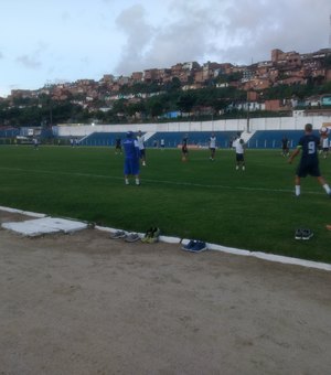 CSA aprimora finalização para o clássico; Niltinho se apresenta