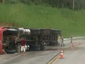 Carreta carregada de aço tomba às margens da BR-104, em Messias 