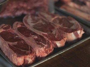 Funcionários de supermercado são presos por desviar mais de 20kg de carne no Jacintinho