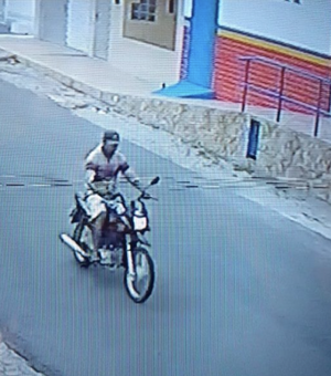 Criminoso é preso após ameaçar e roubar moto de mulher no Sertão