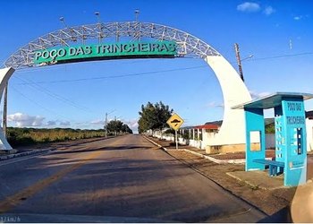 No Sertão, mães denunciam que filhos estão sem fardamento e só comem biscoitos com água na merenda