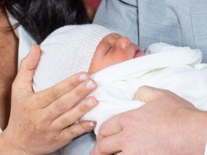 Príncipe Harry e Meghan Markle apresentam filho recém-nascido 