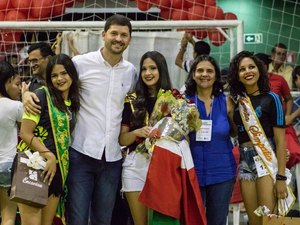 Desfile, apresentações culturais e escolha da garota estudantil marcam abertura dos jogos estudantis
