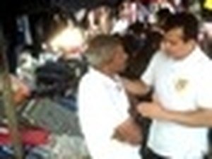 Ricardo Nezinho visita feira livre e conversa com populares em Arapiraca