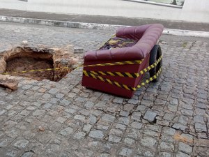 [Vídeo] Calçamento cede e carro cai em cratera em Arapiraca
