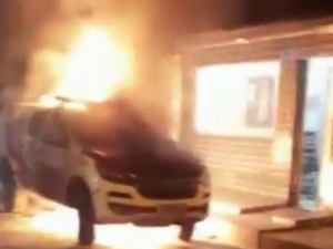 Viatura da PM pega fogo e atingem residência no Conjunto Virgem dos Pobres