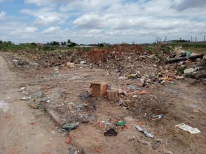  Lixão a céu aberto incomoda moradores do bairro Nova Esperança