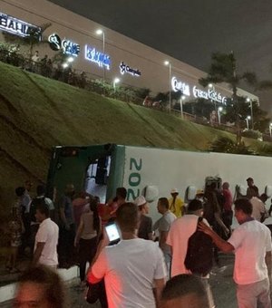 [Vídeo ] Ônibus cai de ribanceira em Salvador e deixa 27 feridos