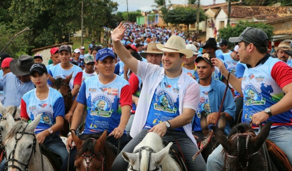 Renan Filho cumpre agenda participando de cavalgada