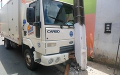 Carro colide em poste