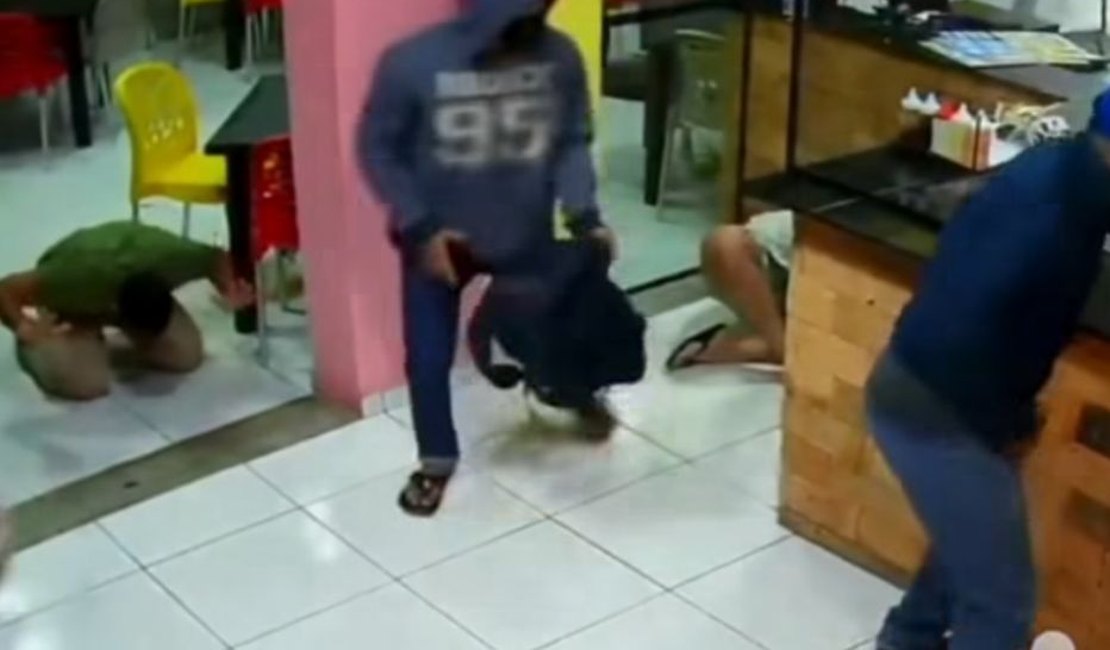Polícia investiga arrastão que provocou pânico em hamburgueria na parte alta de Maceió