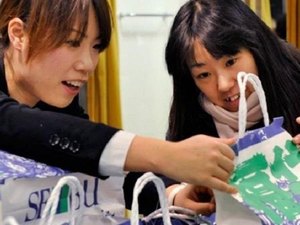 O que são as sacolas pelas quais os japoneses passam horas na fila?