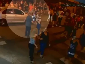 [Vídeo] Carro avança sobre fiéis que participavam de procissão e atropela mulher em Goiânia