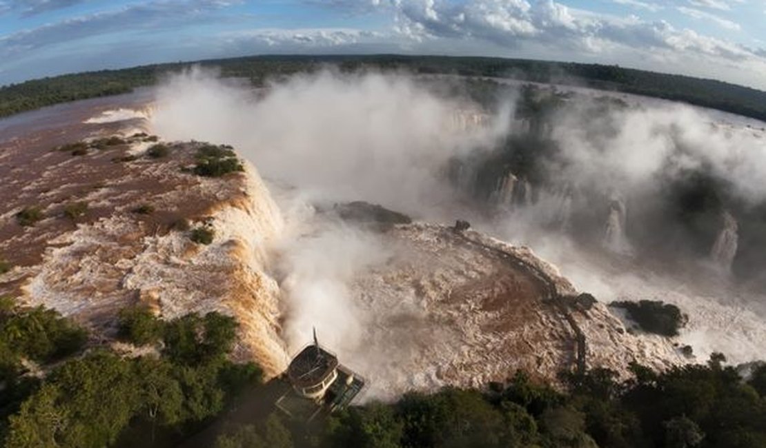 Passarela das Cataratas do Iguaçu é interditada por grande volume de água