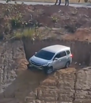 Veículo cai em ribanceira localizada na Avenida Marília, em Maceió; imagens impressionam