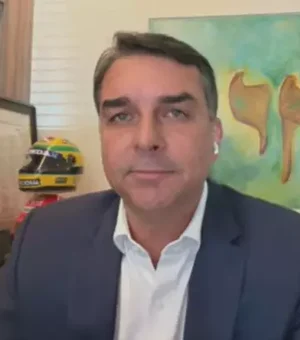 Flávio Bolsonaro publica diplomas após polêmica com pós-graduação