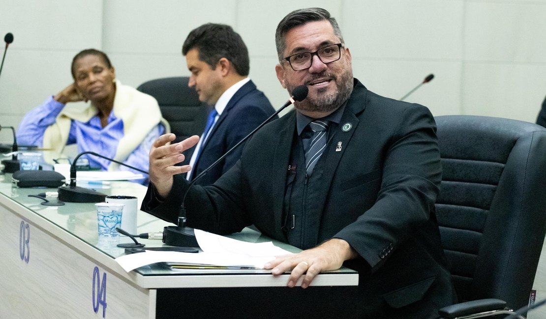 Leonardo Dias aprova lei que garante acesso de pais às bibliotecas escolares