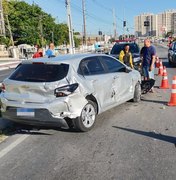 Colisão entre caminhão e carro causa transtornos no trânsito da Avenida Menino Marcelo