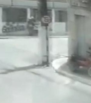 Vídeo mostra criança sendo arrastada após ser atropelada por motocicleta em Boca da Mata