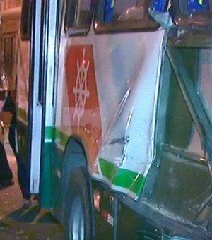 Acidente envolvendo dois ônibus deixa passageiros feridos no Centro de Maceió