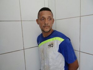 Jovem é preso após agredir e roubar celular de passageira dentro de ônibus