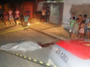 Na tentativa de fuga, assaltantes colidem em carro e um morre