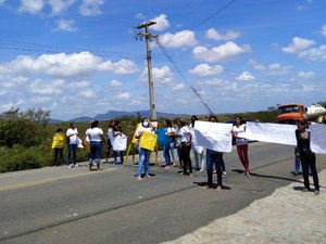 [Vídeo] Após 2h de bloqueio, esposas de reeducandos liberam AL-220 em Arapiraca