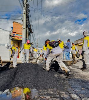 Prefeitura intensifica operação tapa-buracos em diversos pontos de Arapiraca