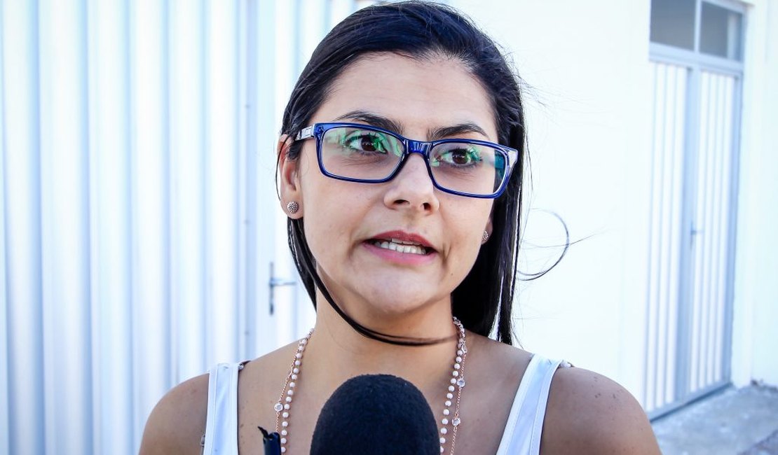 Estabelecimentos de alimentação que não reabriram em Maceió por falta de espaço podem solicitar uso da calçada, avisa Fernanda Cortez