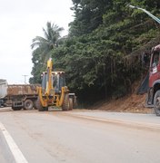 Barreira desaba e bloqueia a rodovia em Maragogi