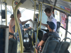 Suspeito tenta praticar assalto em ônibus, mas é espancado por passageiros