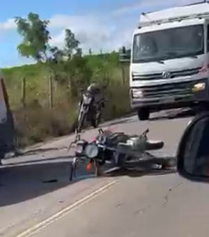 Motociclista fica ferido após colisão com van escolar em Lagoa da Canoa