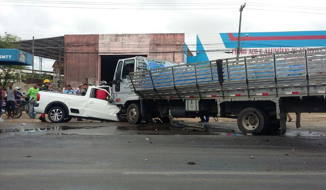 Acidente Entre Carro E Caminhão Deixa Motorista Gravemente Ferido ...